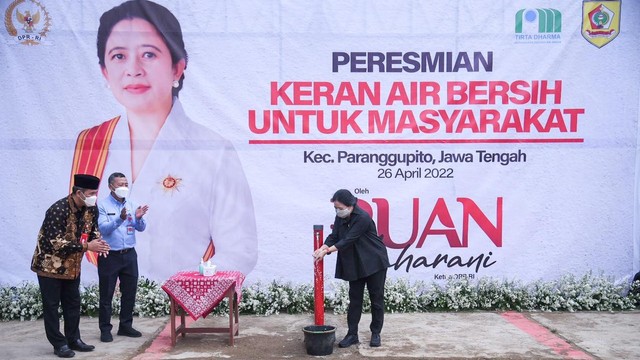 Ketua DPR Puan Maharani resmikan proyek sambungan rumah air bersih di Desa Gendayakan, Paranggupito, Jawa Tengah, Selasa (26/4/2022). Foto: DPR