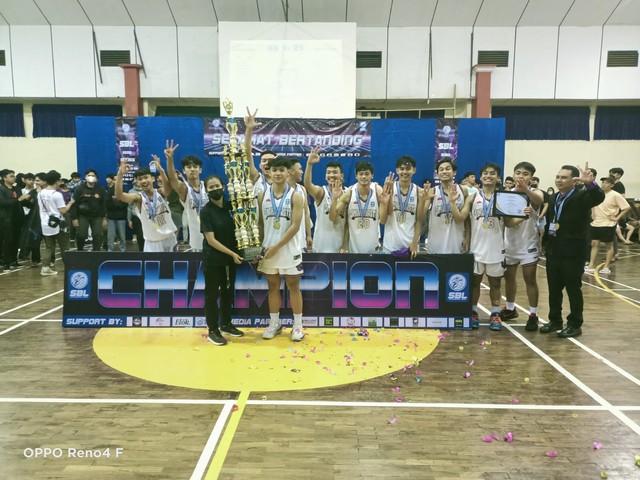 Tim basket putra SMAN 8 Kota Malang menerima piala kemenangan sebagai juara I di ajang olahraga STIKI Basketball League 2022. Foto : dok