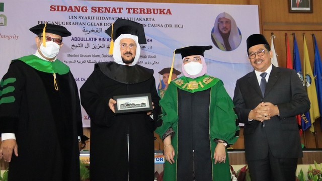 Menteri Urusan Islam, Dakwah, dan Penyuluhan Arab Saudi, Syaikh Abdullatif bin Abdulaziz Al Syaikh menerima anugerah Doktor Honoris Causa (HC) dari UIN Syarif Hidayatullah, Jakarta. Foto: Kemenag RI