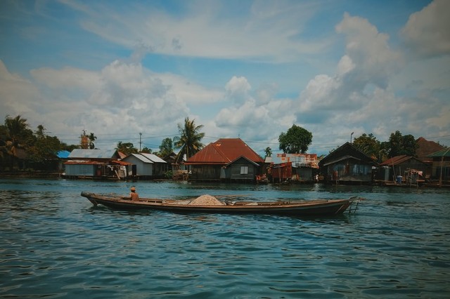 Nama Rumah Adat Suku Dayak, Foto: Unsplash/Tia  