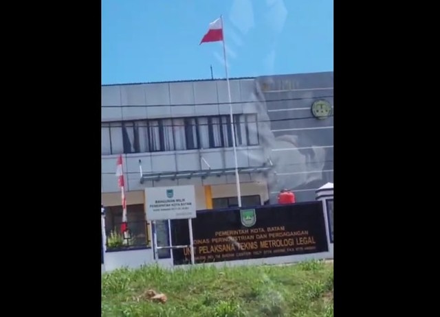 Viral video bendera terbalik di UPT Metrologi, Disperindag Batam. (Foto: video viral)