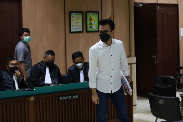 Adam Deni saat hadir menjalankan sidang terkait UU ITE di Pengadilan Negeri Jakarta Utara, Selasa, (29/3). Foto: Agus Apriyanto