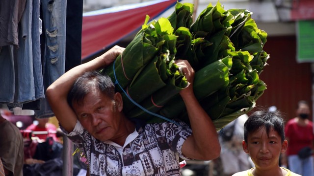 Pasar Tradisional di Manado Padat Pembeli Jelang Idul Fitri (20136)