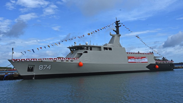 Kapal Perang Republik Indonesia (KRI) Dorang-874 berlabuh di dermaga galangan kapal PT CMS, Puloampel, Serang, Banten, Senin (21/3/2022).  Foto: Asep Fathulrahman/ANTARA FOTO