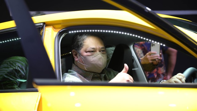Menko Perekonomian, Airlangga Hartarto Pameran otomotif Indonesia International Motor Show (IIMS) 2022, Kamis (31/3/2022). Foto: Aditia Noviansyah/kumparan
