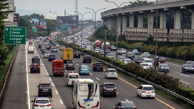 Kendaraan memadati ruas Tol Jagorawi di kawasan Cibubur, Jakarta Timur, Selasa (3/5/2022). Foto: Yulius Satria Wijaya/ANTARA FOTO