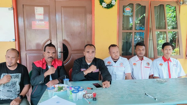 Ketua DPW Ikatan Pendukung Kemerdekaan Indonesia Papua Barat, Ayub Msiren didampingi Ketua Laskar Merah Putih, Arsyad Lamadia didampigi Panglima Parjal memberikan keterangan kepada wartawan