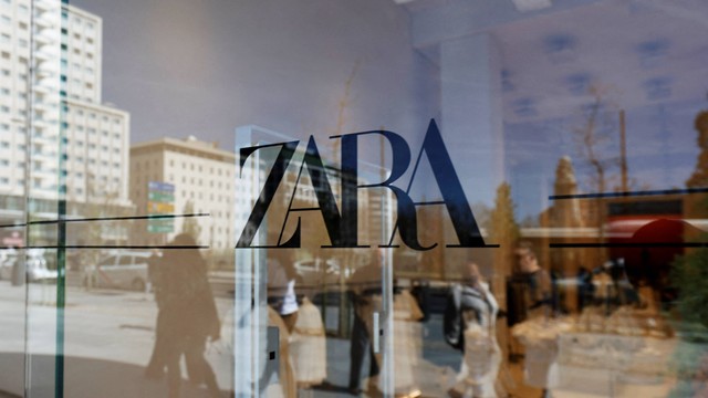 Sebuah logo Zara di jendela salah satu toko terbesarnya di Madrid, Spanyol, pada Kamis (7/4/2022). Foto: Juan Medina/REUTERS