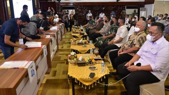 Sekda Aceh Taqwallah beserta perwakilan Forkopimda Aceh dan Kepala SKPA menyaksikan penandatanganan kontrak bersama tahap II kegiatan strategis APBA Tahun 2022 di Anjong Mon Mata, Meuligoe Gubernur Aceh, Kamis (31/3). Foto: Humas Setda Aceh