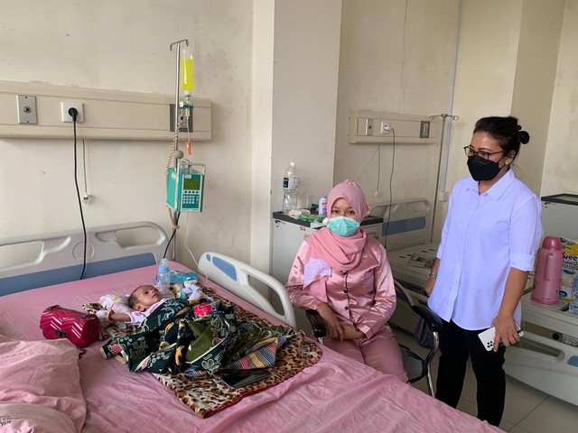 Habibi, bayi berusia 2 bulan yang mengalami gizi buruk saat dirawat di RSUD Embung Fatimah, Batam. (Foto: Margaretha/batamnews)