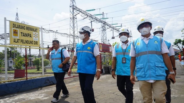 Jajaran direksi PLN sedang meninjau Gardu Induk untuk pastikan keandalan listrik selama lebaran. Foto: istimewa