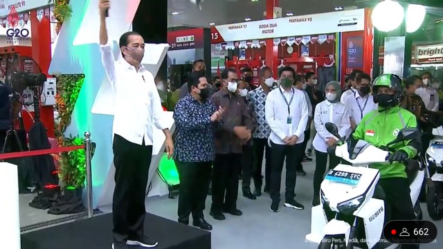 Presiden Jokowi meresmikan kolaborasi pengembangan ekosistem kendaraan listrik di Jakarta (22/2). Foto: Youtube/Sekretariat Presiden
