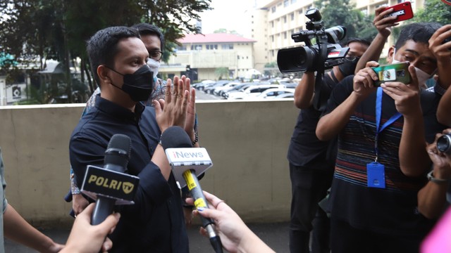Influencer Arief Muhammad memenuhi panggilan sebagai saksi terkait kasus Doni Salmanan di Bareskrim Mabes Polri, Jakarta, Kamis, (17/3). Foto: Agus Apriyanto