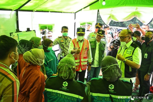 Menteri Perhubungan Budi Karya Sumadi meninjau Pos Pengamanan Cikaledong, Nagreg, Minggu (1/5). Foto: Kemenhub RI