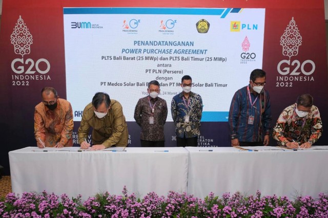 Medco Power tanda tangani perjanjian pembelian listrik untuk proyek PLTS di Bali, Kamis (24/3/2022).  Foto:  Medco Power