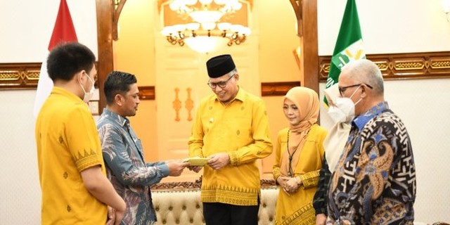 Nova Iriansyah menyerahkan zakat harta melalui Baitul Mal Aceh. 
