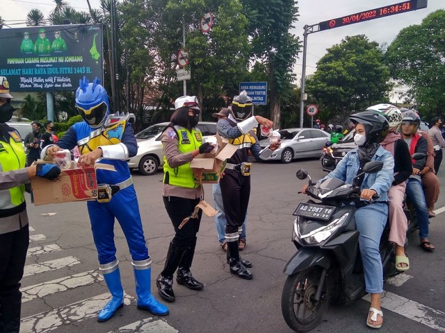 Polisi Berkostum Power Rangers Bagikan Takjil di Jombang, Anak-anak Semringah (280809)