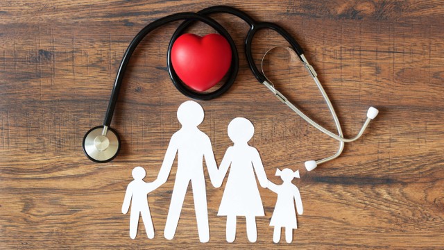 Cara Pilih Asuransi Kesehatan yang Tepat Bagi Keluarga. Foto: Suphaksorn Thongwongboot/Shutterstock