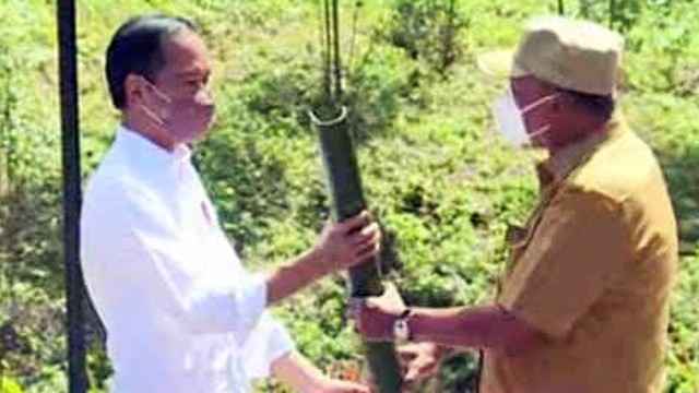  Gubernur Sulawesi Utara (Sulut), Olly Dondokambey, menyerahkan tanah dan air kepada Presiden Joko Widodo dalam Ritual Kendi Nusantara di titik nol IKN Nusantara.