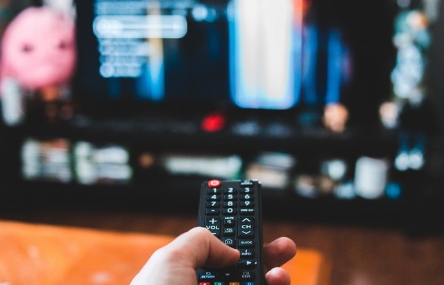 Ilustrasi remot TV. Foto: Erik Mclean/unsplash