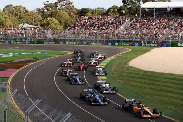 Sejumlah pebalap saat balapan F1 Grand Prix Australia di Sirkuit Albert Park, Australia, Minggu (10/4). Foto: Loren Elliott/REUTERS