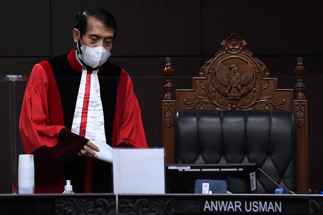 Ketua Majelis Hakim Mahkamah Konstitusi (MK) Anwar Usman bersiap memimpin jalannya sidang putusan Pengujian Materiil Undang-Undang Nomor 7 Tahun 2017 tentang Pemilihan Umum di Gedung MK, Jakarta, Rabu (20/4/2022). Foto: Sigid Kurniawan/ANTARA FOTO
