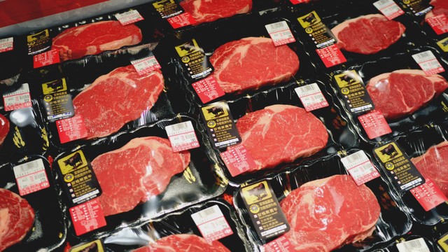 Daging sapi impor Australia yang dijual di supermarket. Foto: AFP PHOTO / Sam Yeh