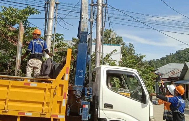 PT. PLN ULP Weda, Halmahera Tengah, melakukan pemeliharaan jaringan dan mesin agar listrik tidak padam selama ramadhan. Foto: Risno Hamisi/JMG