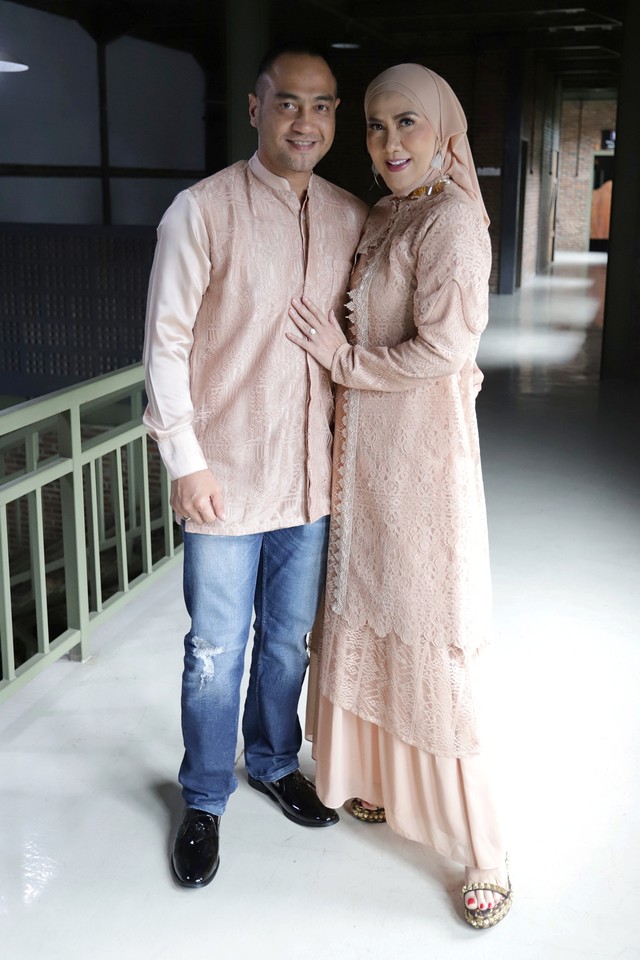 Pasangan artis Venna Melinda dan Ferry Irawan di kawasan Studio Toha, Ciputat, Tangerang Selatan, Rabu (23/3/2022). Foto: Agus Apriyanto