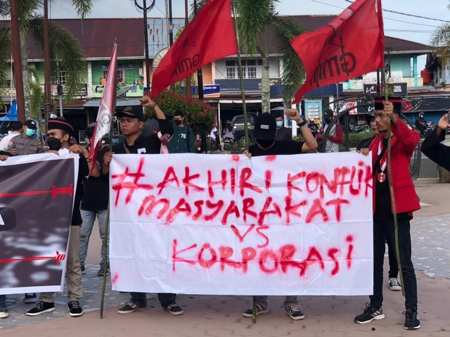 Demo Front Masyarakat-Mahasiswa Sintang Bersatu di Taman Entuyut yang menyoroti isu nasional maupun di daerah.(Foto: Yusrizal:/Hi! Pontianak)