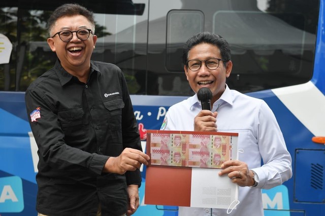 Mendes PDTT Abdul Halim Iskandar menukarkan uang rupiah lamanya dengan uang tunai baru di Mobil Kas Keliling BI di halaman Gedung Kemendes PDTT, Jakarta, Senin (25/4/2022). Foto: Wening/Kemendes PDTT