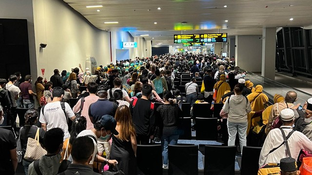 Antrean di terminal kedatangan Bandara Soetta, Minggu (28/3/2022). Foto: https://twitter.com/sik1104