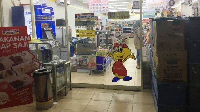 Ilustrasi melakukan top up DANA di Indomaret 2022. Foto: Muhammad Darisman/Kumparan