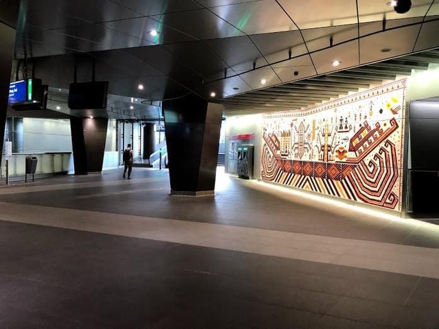 Motif kain Lampung hiasi dinding di Stasiun Amsterdam, Belanda | Foto: Robert Van Den Bos