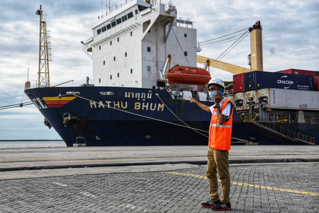 Petugas menunjukkan kapal angkut kontainer MV Mathu Bhum berbendera Singapura di Dermaga Belawan International Container Terminal (BICT), Medan, Sumatera Utara, Jumat (6/5/2022). Foto: Fransisco Carolio/ANTARA FOTO
