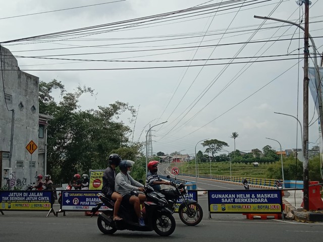 Kondisi Jembatan Tunggulmas Kota Malang yang saat ini tampak ditutup. Foto: M Sholeh