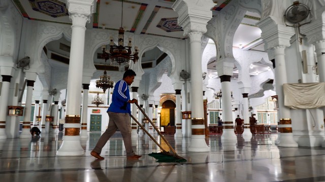 Foto: Seratusan TNI Bakti Bersihkan Masjid Raya Baiturrahman Aceh  (8651)