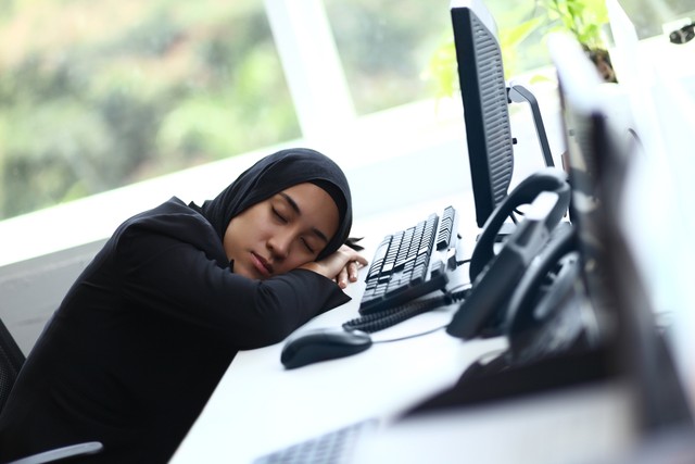 Manfaatkan waktu istirahat di bulan puasa untuk tidur sejenak. Foto: Shutterstock