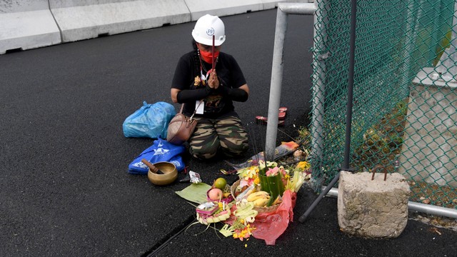 Pawang hujan saat melakukan ritual tradisionalsaat sesi latihan untuk MotoGP di Sirkuit Internasional Mandalika di Kuta Mandalika di Lombok Tengah, Jumat (18/3/2022). Foto: Sony Tumbelaka/AFP