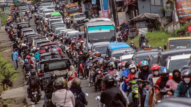 Kepadatan kendaraan di jalur wisata Puncak, Cisarua, Kabupaten Bogor, Jawa Barat, Senin (28/2/2022).  Foto: ANTARA FOTO/Yulius Satria Wijaya