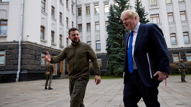 Presiden Ukraina Volodymyr Zelensky menyambut kedatangan Perdana Menteri Inggris Boris Johnson di Kiev, Ukraina, Sabtu (9/4/2022). Foto: Layanan Pers Presiden Ukraina/Handout via REUTERS
