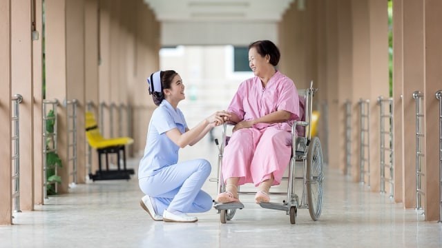 Ilustrasi perawat mendampingi pasien. Foto: pixabay