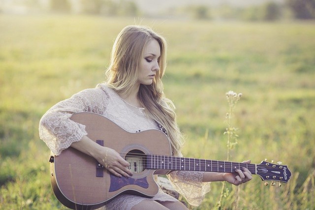 Ilustrasi Belajar Gitar. (Foto: langll by https://pixabay.com)