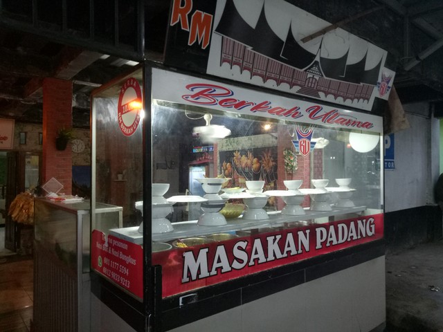 Rumah Makan Padang di Cibinong, Kabupaten Bogor (Selasa, 01/03/2022) Sumber: Dokumentasi Pribadi