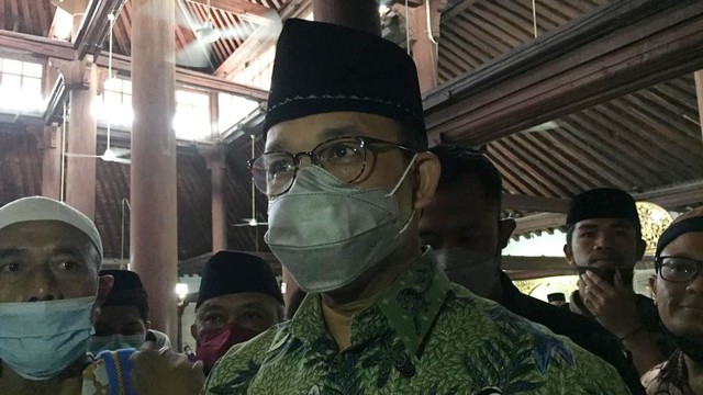 Gubernur DKI Jakarta Anies Baswedan mendapat kopiah Aceh dari sahabat ayahnya ketika Salat Jumat di Masjid Gedhe Kauman Yogyakarta, Jumat (8/4). Foto: Arfiansyah Panji Purnandaru/kumparan