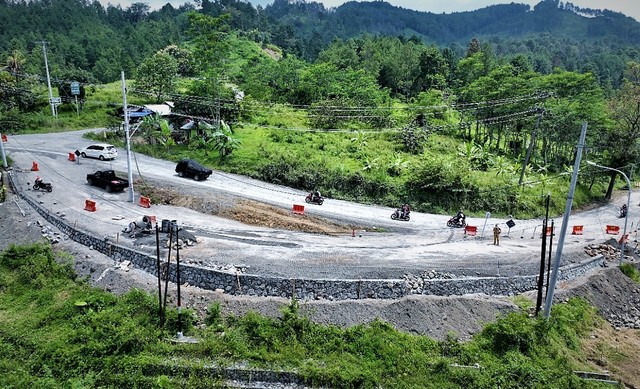 Aerial view perbaikan jalan di tanjakan Clirit, Desa Kalibakung, Kecamatan Balapulang, Senin (11/04/2022). (Foto: Dok Humas Pemkab Tegal)