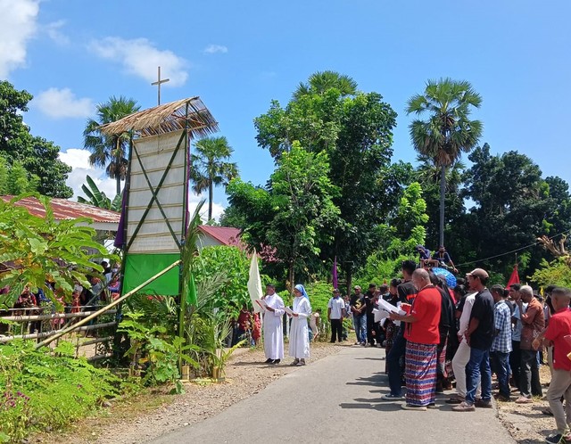 Salah satu perhentian Jalan Salib Kisah Sengsara Yesus di Paroki Santa Maria Imakulata Asumphta Habi, Jumat (15/4). Foto : Albert Aquinaldo