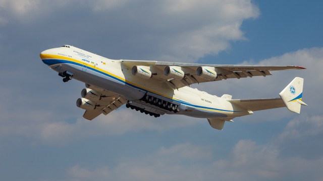 Ilustrasi pesawat Antonov AN-225. Foto: Real_life_Studio/shutterstock