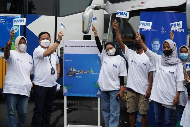 PT Permodalan Nasional Madani (PNM) dan Jasa Raharja melepas lima bus “Mudik Aman Mudik Sehat Bersama BUMN 2022”, Rabu (27/4), di Gelora Bung Karno (GBK) dan Menara PNM, Jakarta. Foto: Dok. PNM