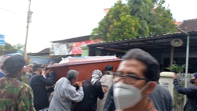 Jenazah dokter Sunardi tiba di kediamannya di Gayam, Kabupaten Sukoharjo, Kamis (10/03/2022). FOTO: Agung Santoso